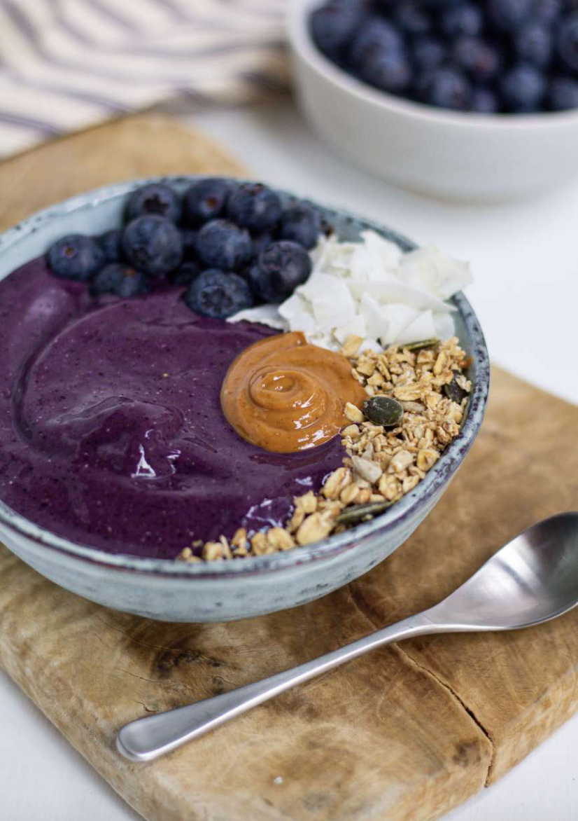 BLUEBERRY MUFFIN SMOOTHIE BOWL